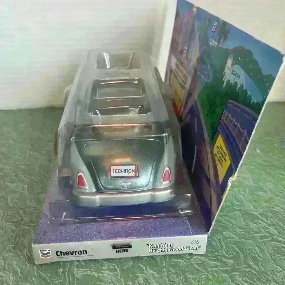 The Chevron Cars Leo Limo 25th Edition Vehicle 2000 Silver Chevron New in Box - Picture 4 of 4